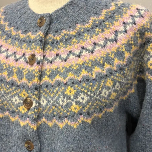 Harley Færø Cardigan - Donegal Blå, ossian, 26, denimblå, jeansblå, lyseblå, mellemblå, blå, lilla, lyslilla, violet, rosa, smørgul, meleret, tweed, pastel, farver, mønster, fin, sporty, smart, lækker, nister, farvespots, prikker, strikketrøje, striktrøje, strikjakke, cardigan, knapper, åben, knaplukning, harris, tweed, donegal, tweedgarn, nister, farvespots, mættet, lodengrøn, grøn, mørkegrøn, varme, farver, elegant, klassisk, country side, adel, engelsk, skotsk, færøerne, færøstrik, færømønster, rundstrikket, islænder, sweater, tyk, blød, lækker, kvalitet, smart, moderne, tradition, biti, ribe