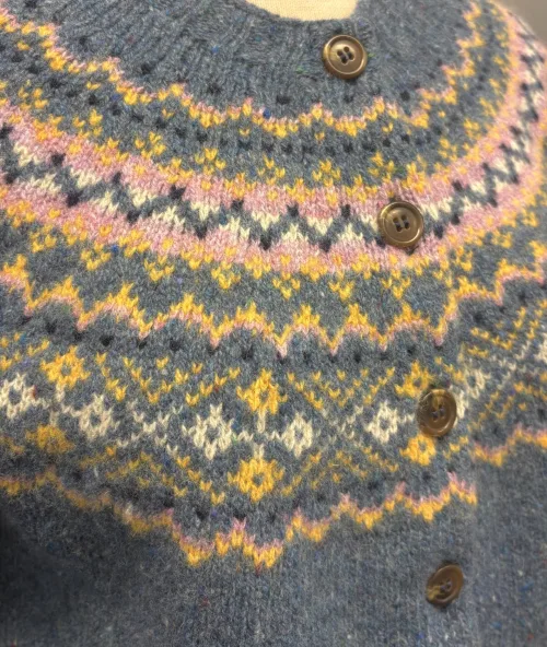 Harley Færø Cardigan - Donegal Blå, ossian, 26, denimblå, jeansblå, lyseblå, mellemblå, blå, lilla, lyslilla, violet, rosa, smørgul, meleret, tweed, pastel, farver, mønster, fin, sporty, smart, lækker, nister, farvespots, prikker, strikketrøje, striktrøje, strikjakke, cardigan, knapper, åben, knaplukning, harris, tweed, donegal, tweedgarn, nister, farvespots, mættet, lodengrøn, grøn, mørkegrøn, varme, farver, elegant, klassisk, country side, adel, engelsk, skotsk, færøerne, færøstrik, færømønster, rundstrikket, islænder, sweater, tyk, blød, lækker, kvalitet, smart, moderne, tradition, biti, ribe