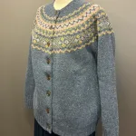 Harley Færø Cardigan - Donegal Blå, ossian, 26, denimblå, jeansblå, lyseblå, mellemblå, blå, lilla, lyslilla, violet, rosa, smørgul, meleret, tweed, pastel, farver, mønster, fin, sporty, smart, lækker, nister, farvespots, prikker, strikketrøje, striktrøje, strikjakke, cardigan, knapper, åben, knaplukning, harris, tweed, donegal, tweedgarn, nister, farvespots, mættet, lodengrøn, grøn, mørkegrøn, varme, farver, elegant, klassisk, country side, adel, engelsk, skotsk, færøerne, færøstrik, færømønster, rundstrikket, islænder, sweater, tyk, blød, lækker, kvalitet, smart, moderne, tradition, biti, ribe