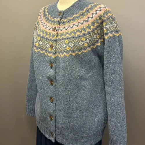 Harley Færø Cardigan - Donegal Blå, ossian, 26, denimblå, jeansblå, lyseblå, mellemblå, blå, lilla, lyslilla, violet, rosa, smørgul, meleret, tweed, pastel, farver, mønster, fin, sporty, smart, lækker, nister, farvespots, prikker, strikketrøje, striktrøje, strikjakke, cardigan, knapper, åben, knaplukning, harris, tweed, donegal, tweedgarn, nister, farvespots, mættet, lodengrøn, grøn, mørkegrøn, varme, farver, elegant, klassisk, country side, adel, engelsk, skotsk, færøerne, færøstrik, færømønster, rundstrikket, islænder, sweater, tyk, blød, lækker, kvalitet, smart, moderne, tradition, biti, ribe