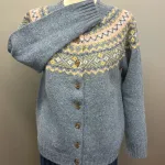 Harley Færø Cardigan - Donegal Blå, ossian, 26, denimblå, jeansblå, lyseblå, mellemblå, blå, lilla, lyslilla, violet, rosa, smørgul, meleret, tweed, pastel, farver, mønster, fin, sporty, smart, lækker, nister, farvespots, prikker, strikketrøje, striktrøje, strikjakke, cardigan, knapper, åben, knaplukning, harris, tweed, donegal, tweedgarn, nister, farvespots, mættet, lodengrøn, grøn, mørkegrøn, varme, farver, elegant, klassisk, country side, adel, engelsk, skotsk, færøerne, færøstrik, færømønster, rundstrikket, islænder, sweater, tyk, blød, lækker, kvalitet, smart, moderne, tradition, biti, ribe