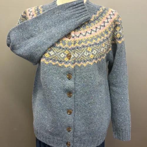 Harley Færø Cardigan - Donegal Blå, ossian, 26, denimblå, jeansblå, lyseblå, mellemblå, blå, lilla, lyslilla, violet, rosa, smørgul, meleret, tweed, pastel, farver, mønster, fin, sporty, smart, lækker, nister, farvespots, prikker, strikketrøje, striktrøje, strikjakke, cardigan, knapper, åben, knaplukning, harris, tweed, donegal, tweedgarn, nister, farvespots, mættet, lodengrøn, grøn, mørkegrøn, varme, farver, elegant, klassisk, country side, adel, engelsk, skotsk, færøerne, færøstrik, færømønster, rundstrikket, islænder, sweater, tyk, blød, lækker, kvalitet, smart, moderne, tradition, biti, ribe