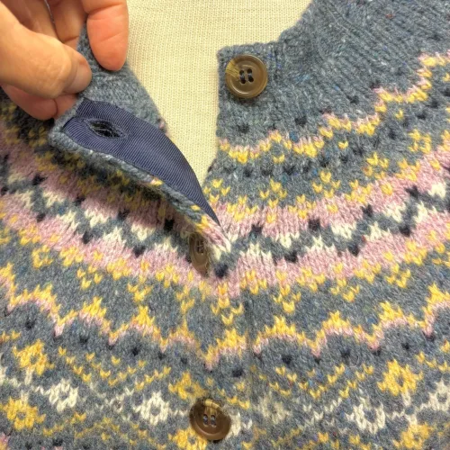 Harley Færø Cardigan - Donegal Blå, ossian, 26, denimblå, jeansblå, lyseblå, mellemblå, blå, lilla, lyslilla, violet, rosa, smørgul, meleret, tweed, pastel, farver, mønster, fin, sporty, smart, lækker, nister, farvespots, prikker, strikketrøje, striktrøje, strikjakke, cardigan, knapper, åben, knaplukning, harris, tweed, donegal, tweedgarn, nister, farvespots, mættet, lodengrøn, grøn, mørkegrøn, varme, farver, elegant, klassisk, country side, adel, engelsk, skotsk, færøerne, færøstrik, færømønster, rundstrikket, islænder, sweater, tyk, blød, lækker, kvalitet, smart, moderne, tradition, biti, ribe