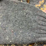 Harley Færø Cardigan - Donegal Blå, ossian, 26, denimblå, jeansblå, lyseblå, mellemblå, blå, lilla, lyslilla, violet, rosa, smørgul, meleret, tweed, pastel, farver, mønster, fin, sporty, smart, lækker, nister, farvespots, prikker, strikketrøje, striktrøje, strikjakke, cardigan, knapper, åben, knaplukning, harris, tweed, donegal, tweedgarn, nister, farvespots, mættet, lodengrøn, grøn, mørkegrøn, varme, farver, elegant, klassisk, country side, adel, engelsk, skotsk, færøerne, færøstrik, færømønster, rundstrikket, islænder, sweater, tyk, blød, lækker, kvalitet, smart, moderne, tradition, biti, ribe
