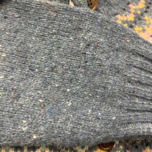 Harley Færø Cardigan - Donegal Blå, ossian, 26, denimblå, jeansblå, lyseblå, mellemblå, blå, lilla, lyslilla, violet, rosa, smørgul, meleret, tweed, pastel, farver, mønster, fin, sporty, smart, lækker, nister, farvespots, prikker, strikketrøje, striktrøje, strikjakke, cardigan, knapper, åben, knaplukning, harris, tweed, donegal, tweedgarn, nister, farvespots, mættet, lodengrøn, grøn, mørkegrøn, varme, farver, elegant, klassisk, country side, adel, engelsk, skotsk, færøerne, færøstrik, færømønster, rundstrikket, islænder, sweater, tyk, blød, lækker, kvalitet, smart, moderne, tradition, biti, ribe
