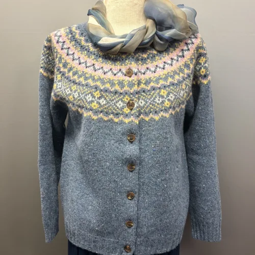 Harley Færø Cardigan - Donegal Blå, ossian, 26, denimblå, jeansblå, lyseblå, mellemblå, blå, lilla, lyslilla, violet, rosa, smørgul, meleret, tweed, pastel, farver, mønster, fin, sporty, smart, lækker, nister, farvespots, prikker, strikketrøje, striktrøje, strikjakke, cardigan, knapper, åben, knaplukning, harris, tweed, donegal, tweedgarn, nister, farvespots, mættet, lodengrøn, grøn, mørkegrøn, varme, farver, elegant, klassisk, country side, adel, engelsk, skotsk, færøerne, færøstrik, færømønster, rundstrikket, islænder, sweater, tyk, blød, lækker, kvalitet, smart, moderne, tradition, biti, ribe