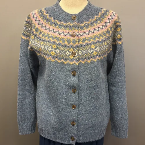 Harley Færø Cardigan - Donegal Blå, ossian, 26, denimblå, jeansblå, lyseblå, mellemblå, blå, lilla, lyslilla, violet, rosa, smørgul, meleret, tweed, pastel, farver, mønster, fin, sporty, smart, lækker, nister, farvespots, prikker, strikketrøje, striktrøje, strikjakke, cardigan, knapper, åben, knaplukning, harris, tweed, donegal, tweedgarn, nister, farvespots, mættet, lodengrøn, grøn, mørkegrøn, varme, farver, elegant, klassisk, country side, adel, engelsk, skotsk, færøerne, færøstrik, færømønster, rundstrikket, islænder, sweater, tyk, blød, lækker, kvalitet, smart, moderne, tradition, biti, ribe