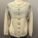 Harley Færø Cardigan - Donegal Lysegrå, kit, mull, lys, meleret, tweed, pastel, farver, mønster, fin, sporty, smart, lækker, nister, farvespots, prikker, strikketrøje, striktrøje, strikjakke, cardigan, knapper, åben, knaplukning, harris, tweed, donegal, tweedgarn, nister, farvespots, mættet, lodengrøn, grøn, mørkegrøn, varme, farver, elegant, klassisk, country side, adel, engelsk, skotsk, færøerne, færøstrik, færømønster, rundstrikket, islænder, sweater, tyk, blød, lækker, kvalitet, smart, moderne, tradition, biti, ribe