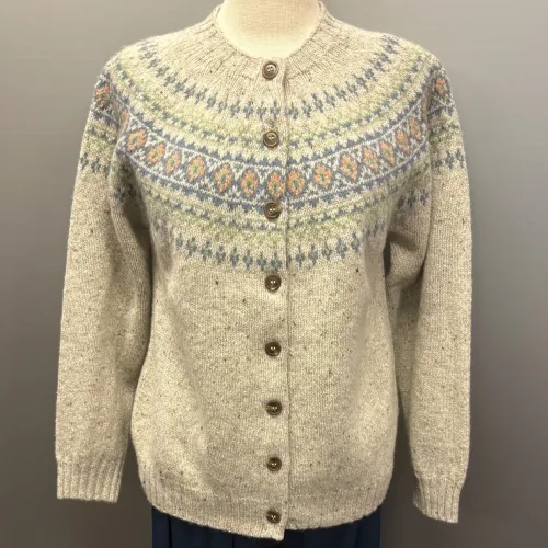 Harley Færø Cardigan - Donegal Lysegrå, kit, mull, lys, meleret, tweed, pastel, farver, mønster, fin, sporty, smart, lækker, nister, farvespots, prikker, strikketrøje, striktrøje, strikjakke, cardigan, knapper, åben, knaplukning, harris, tweed, donegal, tweedgarn, nister, farvespots, mættet, lodengrøn, grøn, mørkegrøn, varme, farver, elegant, klassisk, country side, adel, engelsk, skotsk, færøerne, færøstrik, færømønster, rundstrikket, islænder, sweater, tyk, blød, lækker, kvalitet, smart, moderne, tradition, biti, ribe