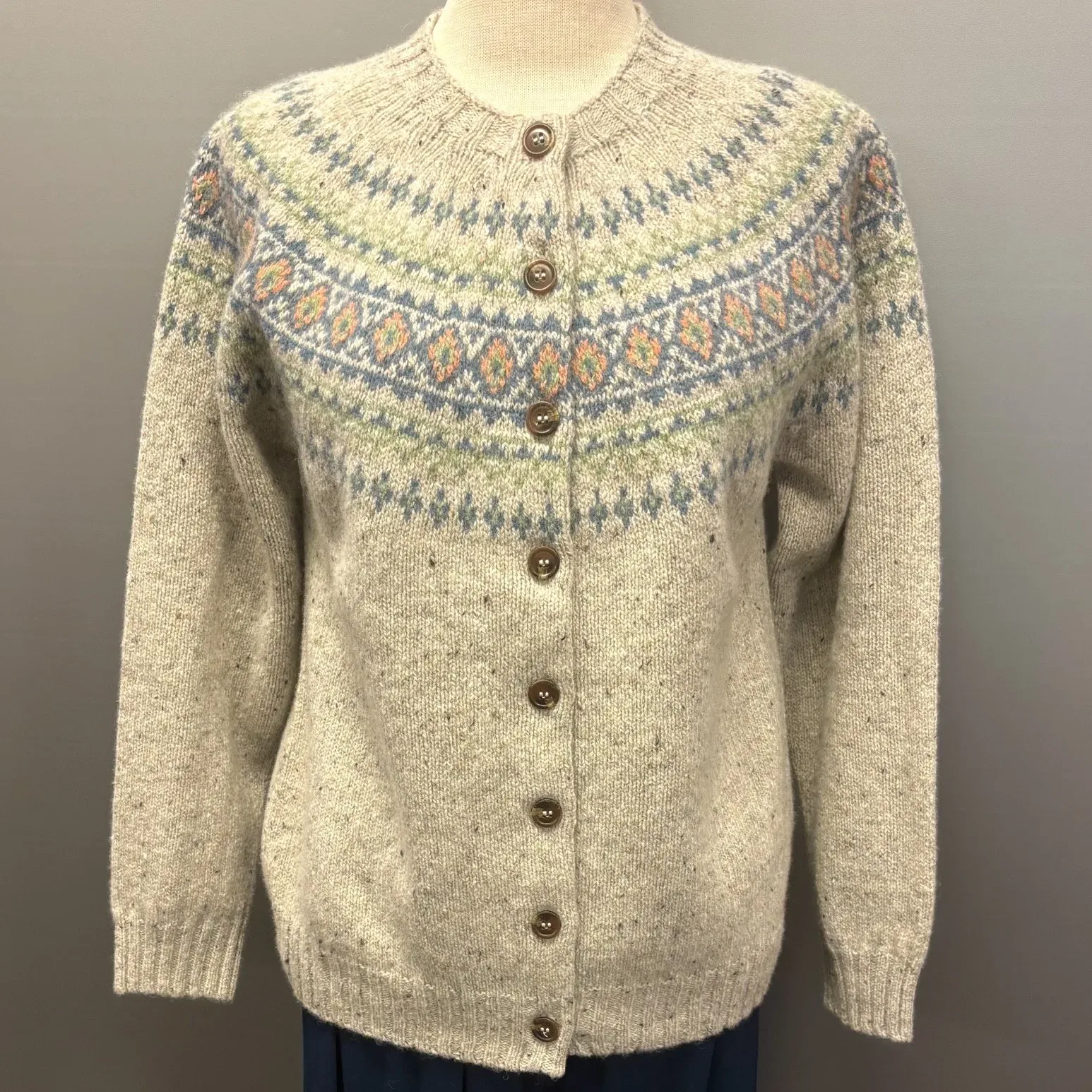 Harley Færø Cardigan - Donegal Lysegrå Harley Færø Cardigan - Donegal Lysegrå, kit, mull, lys, meleret, tweed, pastel, farver, mønster, fin, sporty, smart, lækker, nister, farvespots, prikker, strikketrøje, striktrøje, strikjakke, cardigan, knapper, åben, knaplukning, harris, tweed, donegal, tweedgarn, nister, farvespots, mættet, lodengrøn, grøn, mørkegrøn, varme, farver, elegant, klassisk, country side, adel, engelsk, skotsk, færøerne, færøstrik, færømønster, rundstrikket, islænder, sweater, tyk, blød, lækker, kvalitet, smart, moderne, tradition, biti, ribe