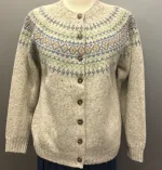 Harley Færø Cardigan - Donegal Lysegrå, kit, mull, lys, meleret, tweed, pastel, farver, mønster, fin, sporty, smart, lækker, nister, farvespots, prikker, strikketrøje, striktrøje, strikjakke, cardigan, knapper, åben, knaplukning, harris, tweed, donegal, tweedgarn, nister, farvespots, mættet, lodengrøn, grøn, mørkegrøn, varme, farver, elegant, klassisk, country side, adel, engelsk, skotsk, færøerne, færøstrik, færømønster, rundstrikket, islænder, sweater, tyk, blød, lækker, kvalitet, smart, moderne, tradition, biti, ribe
