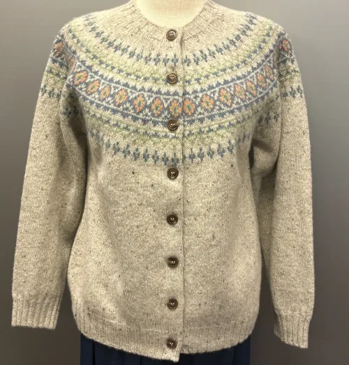 Harley Færø Cardigan - Donegal Lysegrå, kit, mull, lys, meleret, tweed, pastel, farver, mønster, fin, sporty, smart, lækker, nister, farvespots, prikker, strikketrøje, striktrøje, strikjakke, cardigan, knapper, åben, knaplukning, harris, tweed, donegal, tweedgarn, nister, farvespots, mættet, lodengrøn, grøn, mørkegrøn, varme, farver, elegant, klassisk, country side, adel, engelsk, skotsk, færøerne, færøstrik, færømønster, rundstrikket, islænder, sweater, tyk, blød, lækker, kvalitet, smart, moderne, tradition, biti, ribe
