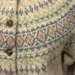 Harley Færø Cardigan - Donegal Lysegrå, kit, mull, lys, meleret, tweed, pastel, farver, mønster, fin, sporty, smart, lækker, nister, farvespots, prikker, strikketrøje, striktrøje, strikjakke, cardigan, knapper, åben, knaplukning, harris, tweed, donegal, tweedgarn, nister, farvespots, mættet, lodengrøn, grøn, mørkegrøn, varme, farver, elegant, klassisk, country side, adel, engelsk, skotsk, færøerne, færøstrik, færømønster, rundstrikket, islænder, sweater, tyk, blød, lækker, kvalitet, smart, moderne, tradition, biti, ribe