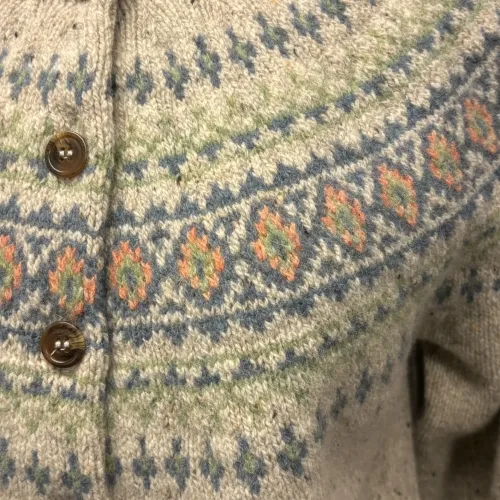 Harley Færø Cardigan - Donegal Lysegrå, kit, mull, lys, meleret, tweed, pastel, farver, mønster, fin, sporty, smart, lækker, nister, farvespots, prikker, strikketrøje, striktrøje, strikjakke, cardigan, knapper, åben, knaplukning, harris, tweed, donegal, tweedgarn, nister, farvespots, mættet, lodengrøn, grøn, mørkegrøn, varme, farver, elegant, klassisk, country side, adel, engelsk, skotsk, færøerne, færøstrik, færømønster, rundstrikket, islænder, sweater, tyk, blød, lækker, kvalitet, smart, moderne, tradition, biti, ribe