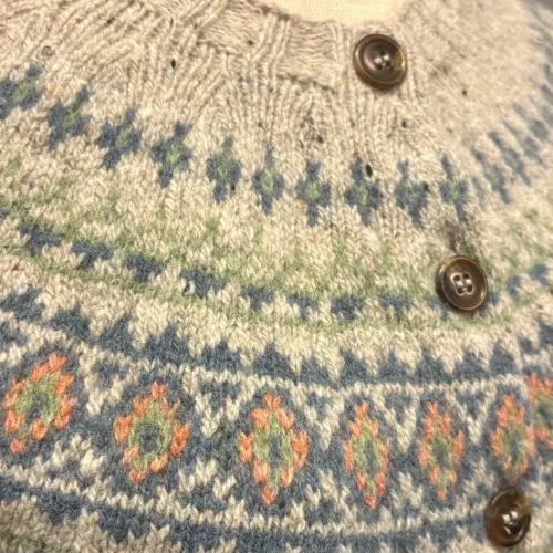 Harley Færø Cardigan - Donegal Lysegrå, kit, mull, lys, meleret, tweed, pastel, farver, mønster, fin, sporty, smart, lækker, nister, farvespots, prikker, strikketrøje, striktrøje, strikjakke, cardigan, knapper, åben, knaplukning, harris, tweed, donegal, tweedgarn, nister, farvespots, mættet, lodengrøn, grøn, mørkegrøn, varme, farver, elegant, klassisk, country side, adel, engelsk, skotsk, færøerne, færøstrik, færømønster, rundstrikket, islænder, sweater, tyk, blød, lækker, kvalitet, smart, moderne, tradition, biti, ribe