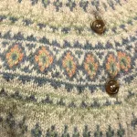 Harley Færø Cardigan - Donegal Lysegrå, kit, mull, lys, meleret, tweed, pastel, farver, mønster, fin, sporty, smart, lækker, nister, farvespots, prikker, strikketrøje, striktrøje, strikjakke, cardigan, knapper, åben, knaplukning, harris, tweed, donegal, tweedgarn, nister, farvespots, mættet, lodengrøn, grøn, mørkegrøn, varme, farver, elegant, klassisk, country side, adel, engelsk, skotsk, færøerne, færøstrik, færømønster, rundstrikket, islænder, sweater, tyk, blød, lækker, kvalitet, smart, moderne, tradition, biti, ribe