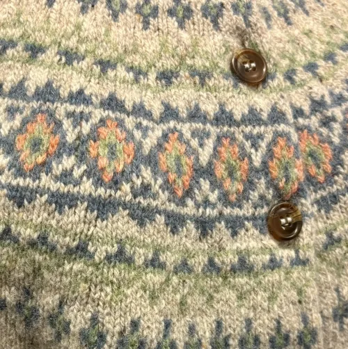 Harley Færø Cardigan - Donegal Lysegrå, kit, mull, lys, meleret, tweed, pastel, farver, mønster, fin, sporty, smart, lækker, nister, farvespots, prikker, strikketrøje, striktrøje, strikjakke, cardigan, knapper, åben, knaplukning, harris, tweed, donegal, tweedgarn, nister, farvespots, mættet, lodengrøn, grøn, mørkegrøn, varme, farver, elegant, klassisk, country side, adel, engelsk, skotsk, færøerne, færøstrik, færømønster, rundstrikket, islænder, sweater, tyk, blød, lækker, kvalitet, smart, moderne, tradition, biti, ribe