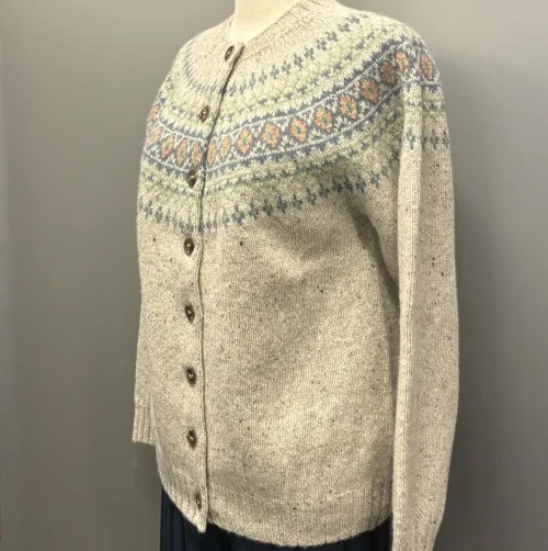 Harley Færø Cardigan - Donegal Lysegrå, kit, mull, lys, meleret, tweed, pastel, farver, mønster, fin, sporty, smart, lækker, nister, farvespots, prikker, strikketrøje, striktrøje, strikjakke, cardigan, knapper, åben, knaplukning, harris, tweed, donegal, tweedgarn, nister, farvespots, mættet, lodengrøn, grøn, mørkegrøn, varme, farver, elegant, klassisk, country side, adel, engelsk, skotsk, færøerne, færøstrik, færømønster, rundstrikket, islænder, sweater, tyk, blød, lækker, kvalitet, smart, moderne, tradition, biti, ribe