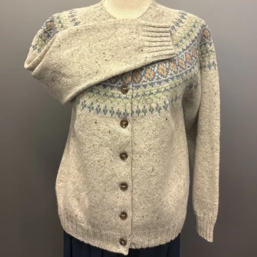 Harley Færø Cardigan - Donegal Lysegrå, kit, mull, lys, meleret, tweed, pastel, farver, mønster, fin, sporty, smart, lækker, nister, farvespots, prikker, strikketrøje, striktrøje, strikjakke, cardigan, knapper, åben, knaplukning, harris, tweed, donegal, tweedgarn, nister, farvespots, mættet, lodengrøn, grøn, mørkegrøn, varme, farver, elegant, klassisk, country side, adel, engelsk, skotsk, færøerne, færøstrik, færømønster, rundstrikket, islænder, sweater, tyk, blød, lækker, kvalitet, smart, moderne, tradition, biti, ribe