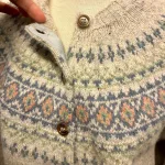 Harley Færø Cardigan - Donegal Lysegrå, kit, mull, lys, meleret, tweed, pastel, farver, mønster, fin, sporty, smart, lækker, nister, farvespots, prikker, strikketrøje, striktrøje, strikjakke, cardigan, knapper, åben, knaplukning, harris, tweed, donegal, tweedgarn, nister, farvespots, mættet, lodengrøn, grøn, mørkegrøn, varme, farver, elegant, klassisk, country side, adel, engelsk, skotsk, færøerne, færøstrik, færømønster, rundstrikket, islænder, sweater, tyk, blød, lækker, kvalitet, smart, moderne, tradition, biti, ribe