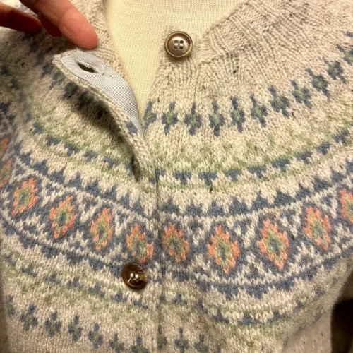 Harley Færø Cardigan - Donegal Lysegrå, kit, mull, lys, meleret, tweed, pastel, farver, mønster, fin, sporty, smart, lækker, nister, farvespots, prikker, strikketrøje, striktrøje, strikjakke, cardigan, knapper, åben, knaplukning, harris, tweed, donegal, tweedgarn, nister, farvespots, mættet, lodengrøn, grøn, mørkegrøn, varme, farver, elegant, klassisk, country side, adel, engelsk, skotsk, færøerne, færøstrik, færømønster, rundstrikket, islænder, sweater, tyk, blød, lækker, kvalitet, smart, moderne, tradition, biti, ribe