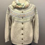 Harley Færø Cardigan - Donegal Lysegrå, kit, mull, lys, meleret, tweed, pastel, farver, mønster, fin, sporty, smart, lækker, nister, farvespots, prikker, strikketrøje, striktrøje, strikjakke, cardigan, knapper, åben, knaplukning, harris, tweed, donegal, tweedgarn, nister, farvespots, mættet, lodengrøn, grøn, mørkegrøn, varme, farver, elegant, klassisk, country side, adel, engelsk, skotsk, færøerne, færøstrik, færømønster, rundstrikket, islænder, sweater, tyk, blød, lækker, kvalitet, smart, moderne, tradition, biti, ribe