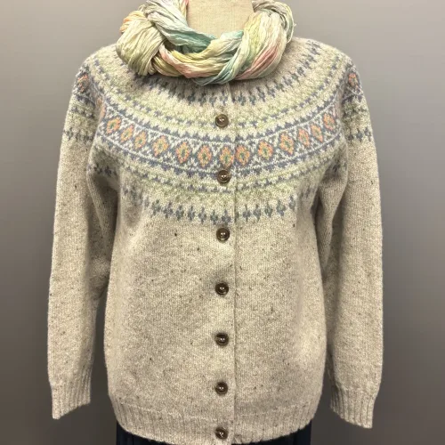 Harley Færø Cardigan - Donegal Lysegrå, kit, mull, lys, meleret, tweed, pastel, farver, mønster, fin, sporty, smart, lækker, nister, farvespots, prikker, strikketrøje, striktrøje, strikjakke, cardigan, knapper, åben, knaplukning, harris, tweed, donegal, tweedgarn, nister, farvespots, mættet, lodengrøn, grøn, mørkegrøn, varme, farver, elegant, klassisk, country side, adel, engelsk, skotsk, færøerne, færøstrik, færømønster, rundstrikket, islænder, sweater, tyk, blød, lækker, kvalitet, smart, moderne, tradition, biti, ribe