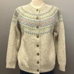 Harley Færø Cardigan - Donegal Lysegrå, kit, mull, lys, meleret, tweed, pastel, farver, mønster, fin, sporty, smart, lækker, nister, farvespots, prikker, strikketrøje, striktrøje, strikjakke, cardigan, knapper, åben, knaplukning, harris, tweed, donegal, tweedgarn, nister, farvespots, mættet, lodengrøn, grøn, mørkegrøn, varme, farver, elegant, klassisk, country side, adel, engelsk, skotsk, færøerne, færøstrik, færømønster, rundstrikket, islænder, sweater, tyk, blød, lækker, kvalitet, smart, moderne, tradition, biti, ribe