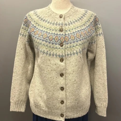 Harley Færø Cardigan - Donegal Lysegrå, kit, mull, lys, meleret, tweed, pastel, farver, mønster, fin, sporty, smart, lækker, nister, farvespots, prikker, strikketrøje, striktrøje, strikjakke, cardigan, knapper, åben, knaplukning, harris, tweed, donegal, tweedgarn, nister, farvespots, mættet, lodengrøn, grøn, mørkegrøn, varme, farver, elegant, klassisk, country side, adel, engelsk, skotsk, færøerne, færøstrik, færømønster, rundstrikket, islænder, sweater, tyk, blød, lækker, kvalitet, smart, moderne, tradition, biti, ribe