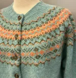 Harley Færø Cardigan - Donegal Turkis, uist, lys, turkis, turkisblå, turkisgrøn, fersken, rosa, fin, sporty, smart, lækker, nister, farvespots, prikker, strikketrøje, striktrøje, strikjakke, cardigan, knapper, åben, knaplukning, harris, tweed, donegal, tweedgarn, nister, farvespots, mættet, lodengrøn, grøn, mørkegrøn, varme, farver, elegant, klassisk, country side, adel, engelsk, skotsk, færøerne, færøstrik, færømønster, rundstrikket, islænder, sweater, tyk, blød, lækker, kvalitet, smart, moderne, tradition, biti, ribe