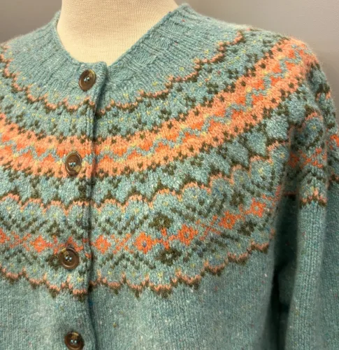 Harley Færø Cardigan - Donegal Turkis, uist, lys, turkis, turkisblå, turkisgrøn, fersken, rosa, fin, sporty, smart, lækker, nister, farvespots, prikker, strikketrøje, striktrøje, strikjakke, cardigan, knapper, åben, knaplukning, harris, tweed, donegal, tweedgarn, nister, farvespots, mættet, lodengrøn, grøn, mørkegrøn, varme, farver, elegant, klassisk, country side, adel, engelsk, skotsk, færøerne, færøstrik, færømønster, rundstrikket, islænder, sweater, tyk, blød, lækker, kvalitet, smart, moderne, tradition, biti, ribe