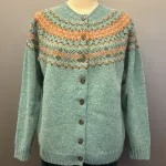 Harley Færø Cardigan - Donegal Turkis, uist, lys, turkis, turkisblå, turkisgrøn, fersken, rosa, fin, sporty, smart, lækker, nister, farvespots, prikker, strikketrøje, striktrøje, strikjakke, cardigan, knapper, åben, knaplukning, harris, tweed, donegal, tweedgarn, nister, farvespots, mættet, lodengrøn, grøn, mørkegrøn, varme, farver, elegant, klassisk, country side, adel, engelsk, skotsk, færøerne, færøstrik, færømønster, rundstrikket, islænder, sweater, tyk, blød, lækker, kvalitet, smart, moderne, tradition, biti, ribe
