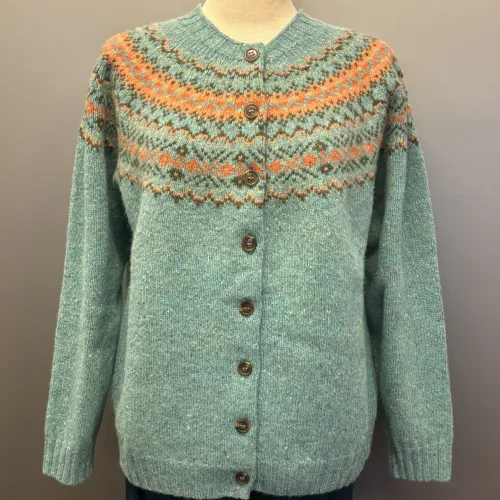 Harley Færø Cardigan - Donegal Turkis, uist, lys, turkis, turkisblå, turkisgrøn, fersken, rosa, fin, sporty, smart, lækker, nister, farvespots, prikker, strikketrøje, striktrøje, strikjakke, cardigan, knapper, åben, knaplukning, harris, tweed, donegal, tweedgarn, nister, farvespots, mættet, lodengrøn, grøn, mørkegrøn, varme, farver, elegant, klassisk, country side, adel, engelsk, skotsk, færøerne, færøstrik, færømønster, rundstrikket, islænder, sweater, tyk, blød, lækker, kvalitet, smart, moderne, tradition, biti, ribe