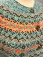 Harley Færø Cardigan - Donegal Turkis, uist, lys, turkis, turkisblå, turkisgrøn, fersken, rosa, fin, sporty, smart, lækker, nister, farvespots, prikker, strikketrøje, striktrøje, strikjakke, cardigan, knapper, åben, knaplukning, harris, tweed, donegal, tweedgarn, nister, farvespots, mættet, lodengrøn, grøn, mørkegrøn, varme, farver, elegant, klassisk, country side, adel, engelsk, skotsk, færøerne, færøstrik, færømønster, rundstrikket, islænder, sweater, tyk, blød, lækker, kvalitet, smart, moderne, tradition, biti, ribe