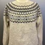 Harley Færø Pullover - Donegal Lysegrå Blå, kit, kitfarvet, mull, L4777/7, lys, sandfarvet, blåt mønster, blød, kradser ikke, dame, strk, sweater, tweed, farvenister, spots, spot, sweater, anne venzel, lærke, bakker, efterår, vinter, bærestykke, islænder, islandsk, mønsterstrik, traditionelt