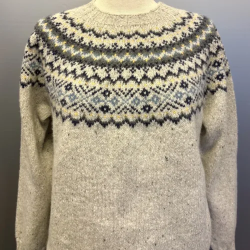 Harley Færø Pullover - Donegal Lysegrå Blå, kit, kitfarvet, mull, L4777/7, lys, sandfarvet, blåt mønster, blød, kradser ikke, dame, strk, sweater, tweed, farvenister, spots, spot, sweater, anne venzel, lærke, bakker, efterår, vinter, bærestykke, islænder, islandsk, mønsterstrik, traditionelt