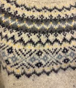 Harley Færø Pullover - Donegal Lysegrå Blå, kit, kitfarvet, mull, L4777/7, lys, sandfarvet, blåt mønster, blød, kradser ikke, dame, strk, sweater, tweed, farvenister, spots, spot, sweater, anne venzel, lærke, bakker, efterår, vinter, bærestykke, islænder, islandsk, mønsterstrik, traditionelt