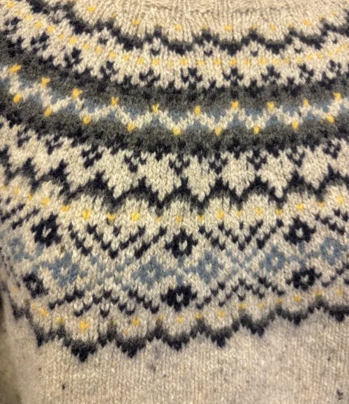 Harley Færø Pullover - Donegal Lysegrå Blå, kit, kitfarvet, mull, L4777/7, lys, sandfarvet, blåt mønster, blød, kradser ikke, dame, strk, sweater, tweed, farvenister, spots, spot, sweater, anne venzel, lærke, bakker, efterår, vinter, bærestykke, islænder, islandsk, mønsterstrik, traditionelt