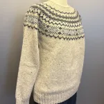 Harley Færø Pullover - Donegal Lysegrå Blå, kit, kitfarvet, mull, L4777/7, lys, sandfarvet, blåt mønster, blød, kradser ikke, dame, strk, sweater, tweed, farvenister, spots, spot, sweater, anne venzel, lærke, bakker, efterår, vinter, bærestykke, islænder, islandsk, mønsterstrik, traditionelt