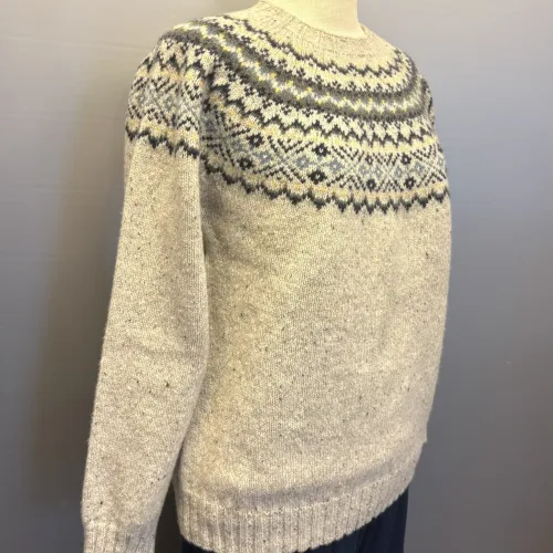 Harley Færø Pullover - Donegal Lysegrå Blå, kit, kitfarvet, mull, L4777/7, lys, sandfarvet, blåt mønster, blød, kradser ikke, dame, strk, sweater, tweed, farvenister, spots, spot, sweater, anne venzel, lærke, bakker, efterår, vinter, bærestykke, islænder, islandsk, mønsterstrik, traditionelt