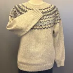 Harley Færø Pullover - Donegal Lysegrå Blå, kit, kitfarvet, mull, L4777/7, lys, sandfarvet, blåt mønster, blød, kradser ikke, dame, strk, sweater, tweed, farvenister, spots, spot, sweater, anne venzel, lærke, bakker, efterår, vinter, bærestykke, islænder, islandsk, mønsterstrik, traditionelt