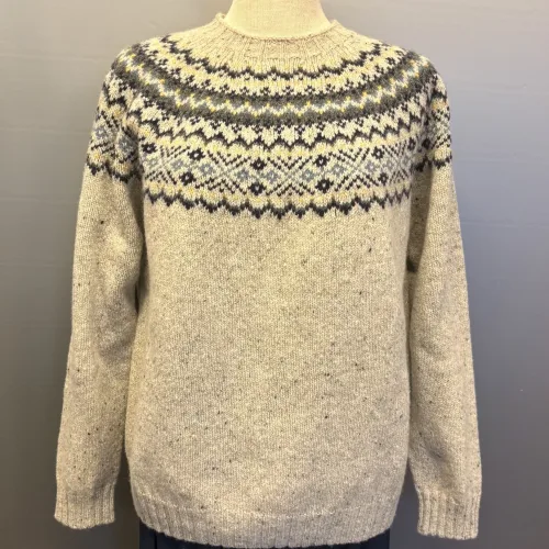 Harley Færø Pullover - Donegal Lysegrå Blå, kit, kitfarvet, mull, L4777/7, lys, sandfarvet, blåt mønster, blød, kradser ikke, dame, strk, sweater, tweed, farvenister, spots, spot, sweater, anne venzel, lærke, bakker, efterår, vinter, bærestykke, islænder, islandsk, mønsterstrik, traditionelt