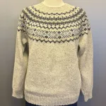 Harley Færø Pullover - Donegal Lysegrå Blå, kit, kitfarvet, mull, L4777/7, lys, sandfarvet, blåt mønster, blød, kradser ikke, dame, strk, sweater, tweed, farvenister, spots, spot, sweater, anne venzel, lærke, bakker, efterår, vinter, bærestykke, islænder, islandsk, mønsterstrik, traditionelt