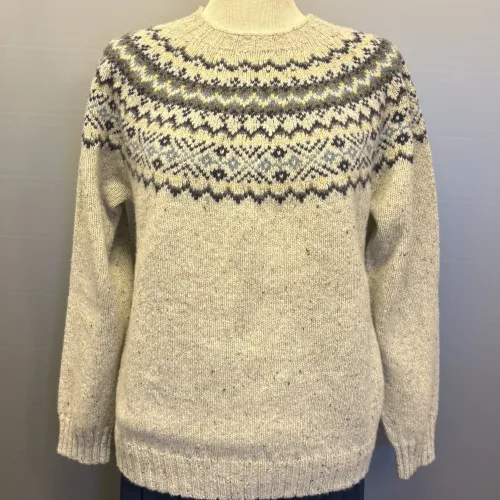 Harley Færø Pullover - Donegal Lysegrå Blå, kit, kitfarvet, mull, L4777/7, lys, sandfarvet, blåt mønster, blød, kradser ikke, dame, strk, sweater, tweed, farvenister, spots, spot, sweater, anne venzel, lærke, bakker, efterår, vinter, bærestykke, islænder, islandsk, mønsterstrik, traditionelt