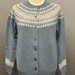 Harley of Scotland - Færø Cardigan Dusty Blue, cirrus, vanilla, 26, jeansblå, støvblå, gråblå, denimblå, dueblå, tordenblå, mellemblå, blå, støvet, dæmpet, blågrå, diskret, tidløs, anvendelig, klassisk, traditionel, færø, færøsk, fairisle, patter, style, dansk, design, nordisk, færøstrik, færøtrøje, færømønster, tynd, let, lun, indendørs, trøje, sweater, blød, ren, uld, lambswool, tyndt strik, fintstrikket, bærestykke, skuldrene, skotsk, skotland, kvalitet, smuk, holdbar, bæredygtig, mode, pige, dame, strikpullover, striksweater, uldstrik, uldsweater, hjemmestrik, gave, gaveide, efterår, vinter, pigestrik, ung, biti, ribe, vadehavet