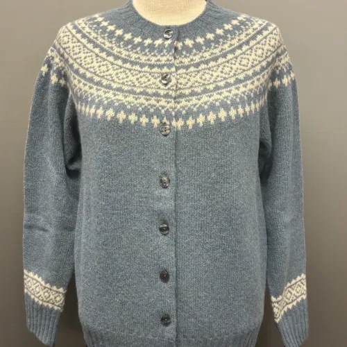 Harley of Scotland - Færø Cardigan Dusty Blue, cirrus, vanilla, 26, jeansblå, støvblå, gråblå, denimblå, dueblå, tordenblå, mellemblå, blå, støvet, dæmpet, blågrå, diskret, tidløs, anvendelig, klassisk, traditionel, færø, færøsk, fairisle, patter, style, dansk, design, nordisk, færøstrik, færøtrøje, færømønster, tynd, let, lun, indendørs, trøje, sweater, blød, ren, uld, lambswool, tyndt strik, fintstrikket, bærestykke, skuldrene, skotsk, skotland, kvalitet, smuk, holdbar, bæredygtig, mode, pige, dame, strikpullover, striksweater, uldstrik, uldsweater, hjemmestrik, gave, gaveide, efterår, vinter, pigestrik, ung, biti, ribe, vadehavet