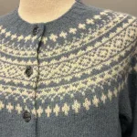 Harley of Scotland - Færø Cardigan Dusty Blue, cirrus, vanilla, 26, jeansblå, støvblå, gråblå, denimblå, dueblå, tordenblå, mellemblå, blå, støvet, dæmpet, blågrå, diskret, tidløs, anvendelig, klassisk, traditionel, færø, færøsk, fairisle, patter, style, dansk, design, nordisk, færøstrik, færøtrøje, færømønster, tynd, let, lun, indendørs, trøje, sweater, blød, ren, uld, lambswool, tyndt strik, fintstrikket, bærestykke, skuldrene, skotsk, skotland, kvalitet, smuk, holdbar, bæredygtig, mode, pige, dame, strikpullover, striksweater, uldstrik, uldsweater, hjemmestrik, gave, gaveide, efterår, vinter, pigestrik, ung, biti, ribe, vadehavet