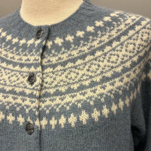Harley of Scotland - Færø Cardigan Dusty Blue, cirrus, vanilla, 26, jeansblå, støvblå, gråblå, denimblå, dueblå, tordenblå, mellemblå, blå, støvet, dæmpet, blågrå, diskret, tidløs, anvendelig, klassisk, traditionel, færø, færøsk, fairisle, patter, style, dansk, design, nordisk, færøstrik, færøtrøje, færømønster, tynd, let, lun, indendørs, trøje, sweater, blød, ren, uld, lambswool, tyndt strik, fintstrikket, bærestykke, skuldrene, skotsk, skotland, kvalitet, smuk, holdbar, bæredygtig, mode, pige, dame, strikpullover, striksweater, uldstrik, uldsweater, hjemmestrik, gave, gaveide, efterår, vinter, pigestrik, ung, biti, ribe, vadehavet