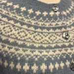 Harley of Scotland - Færø Cardigan Dusty Blue, cirrus, vanilla, 26, jeansblå, støvblå, gråblå, denimblå, dueblå, tordenblå, mellemblå, blå, støvet, dæmpet, blågrå, diskret, tidløs, anvendelig, klassisk, traditionel, færø, færøsk, fairisle, patter, style, dansk, design, nordisk, færøstrik, færøtrøje, færømønster, tynd, let, lun, indendørs, trøje, sweater, blød, ren, uld, lambswool, tyndt strik, fintstrikket, bærestykke, skuldrene, skotsk, skotland, kvalitet, smuk, holdbar, bæredygtig, mode, pige, dame, strikpullover, striksweater, uldstrik, uldsweater, hjemmestrik, gave, gaveide, efterår, vinter, pigestrik, ung, biti, ribe, vadehavet