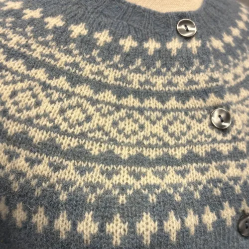 Harley of Scotland - Færø Cardigan Dusty Blue, cirrus, vanilla, 26, jeansblå, støvblå, gråblå, denimblå, dueblå, tordenblå, mellemblå, blå, støvet, dæmpet, blågrå, diskret, tidløs, anvendelig, klassisk, traditionel, færø, færøsk, fairisle, patter, style, dansk, design, nordisk, færøstrik, færøtrøje, færømønster, tynd, let, lun, indendørs, trøje, sweater, blød, ren, uld, lambswool, tyndt strik, fintstrikket, bærestykke, skuldrene, skotsk, skotland, kvalitet, smuk, holdbar, bæredygtig, mode, pige, dame, strikpullover, striksweater, uldstrik, uldsweater, hjemmestrik, gave, gaveide, efterår, vinter, pigestrik, ung, biti, ribe, vadehavet